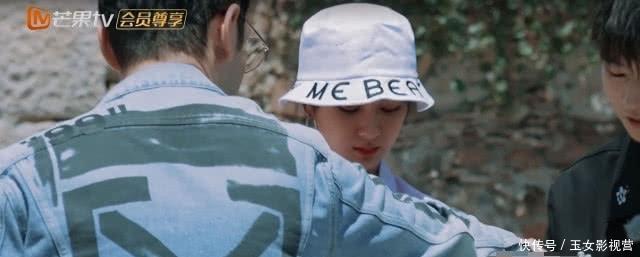  素质|王俊凯主动给杨紫夹菜，有谁注意杨紫的下意识反应？素质是装不出的