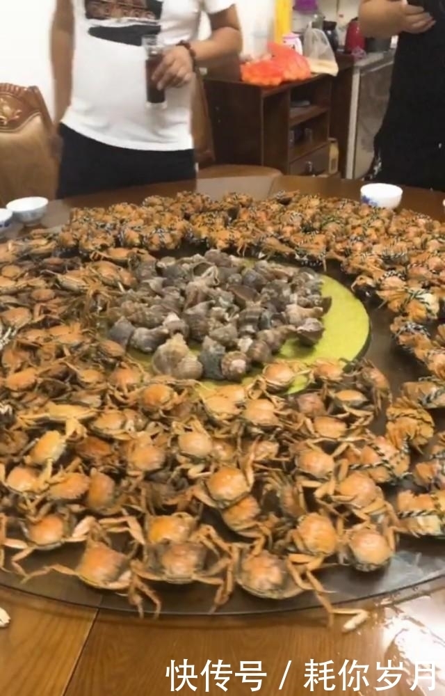 全体|老板请全体员工吃饭,只订了一桌,当看到桌上食物后,急不可耐了