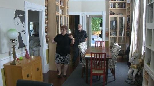 改造|真人秀盯上凶宅大改造!清洗陈年血迹,撬开躺过死尸的地板…