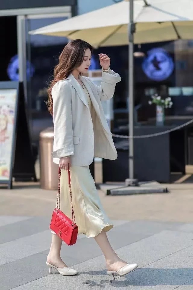 黑色|街拍:扎短马尾的小姐姐,戴上一副眼镜,很有御姐的风范呢