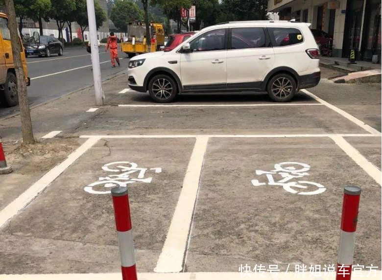 回应|非机动车道成了停车位，电动车司机只能绕行，官方回应来了