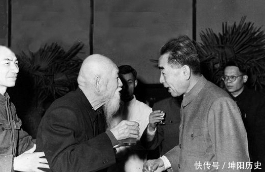 当场|土匪: 把钱交出来, 此人说没钱, 土匪打开行李后, 却当场跪下了