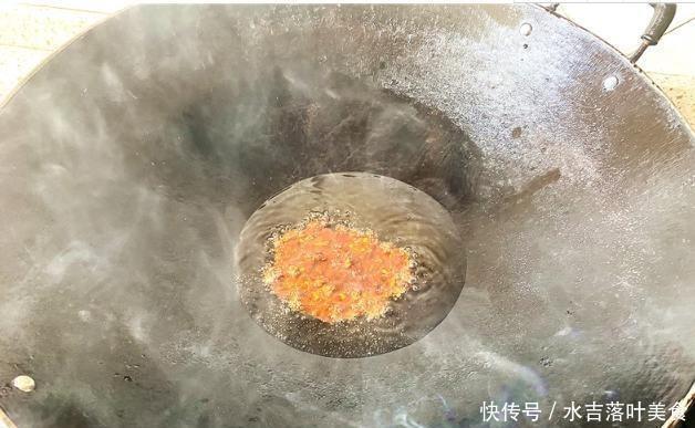 开胃菜|韭菜苔藓也可以这样吃,用西红柿炸,生津开胃菜,不够吃