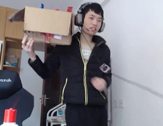 主播鲨鱼哟|“吃鸡”两辆玛莎拉蒂相撞,7人直接团灭主播表演“黑人抬棺”