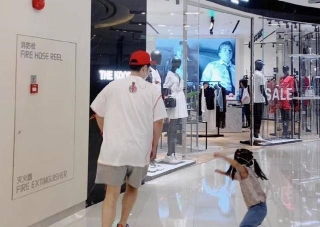 露齿|陈赫与女儿商场内嬉戏打闹,安安吃冰淇淋露齿大笑,表情超魔性