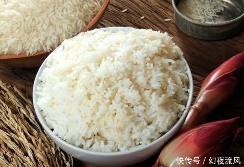 大米|蒸米饭别只放清水,多加2种东西,出锅后粒粒分明,米饭香喷喷的