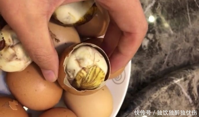 气愤|女子早餐店剥开一个坏鸡蛋,气愤不已时,老板却让她品尝一口