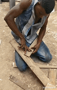  爆笑|爆笑GIF：大哥扎着小辫，你别来男澡堂子行么