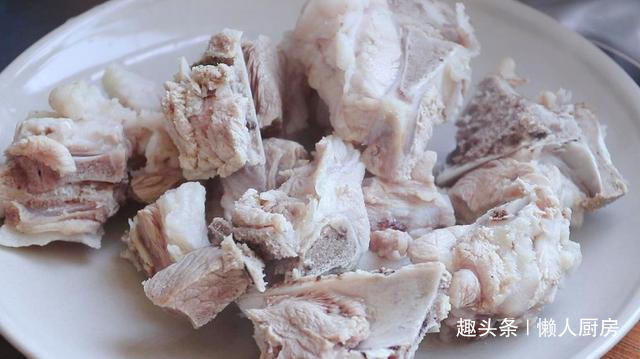  辣酱|想吃肉了，做了一道土豆炖排骨，配上韩式辣酱，太下饭了