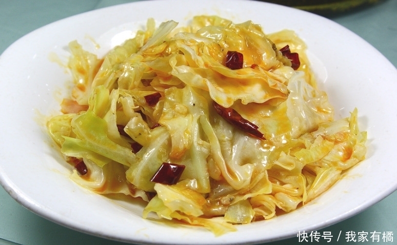 可口|做手撕包菜,直接下锅就错了!学会这一招,不发黑不油腻酸爽可口