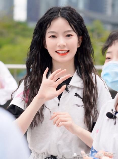 希林娜|陈卓璇自我介绍时,抢希林娜依高的台词,开始在《创3》正面挑战她