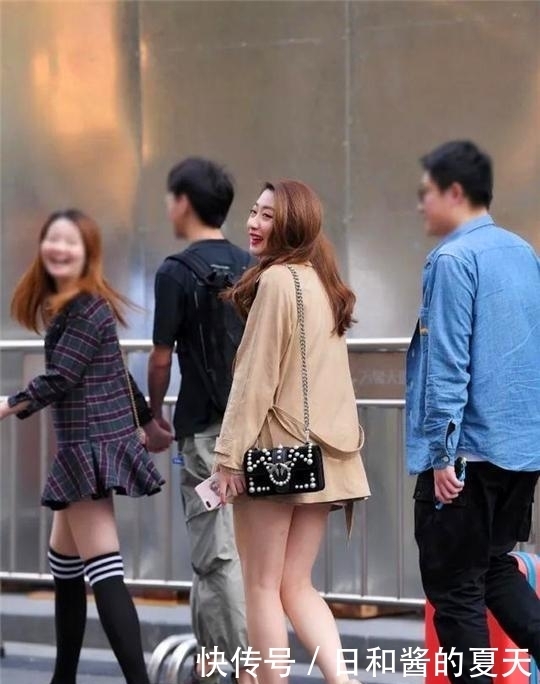 个性|街拍：美丽动人的小姐姐，独特的穿衣搭配，穿出自己的个性！