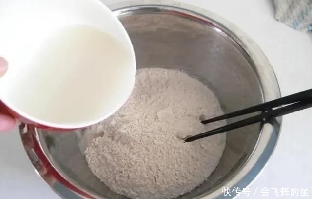 天热|天热后,蒸馒头发面,多放2种料,发得又快又好,馒头也柔软香甜