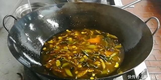 香菇|淮扬菜大厨改良员工餐将香菇烧鸡这么做,鲜香微辣,开胃下饭