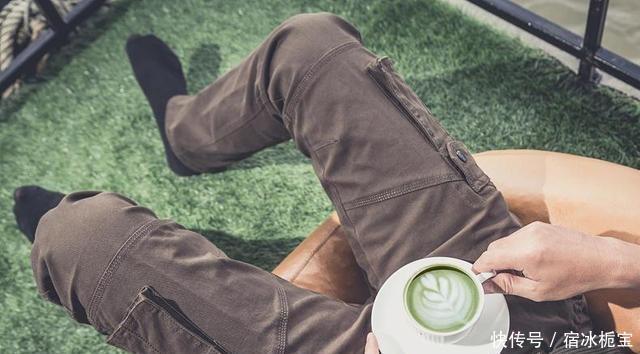  夏天|在炎热的夏天，在街上穿衣服取决于工作服