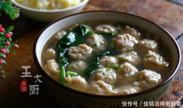 弹牙|莲藕肉丸子汤,丸子爽滑弹牙,汤水清淡鲜香,是你喜欢的味道
