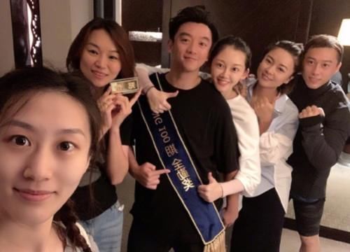  节目|上跑男不允许染发周震南遮金发的方式亮了，掉水里那刻笑出猪叫