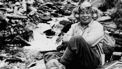  屁事|军官不识蒋经国！在饭馆闹事并说关你屁事，拿出一物品后直接怂了