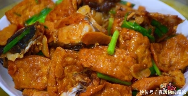 下饭|鱼头别蒸着吃了,加3块钱油豆腐教你特色吃法,简单好吃又下饭