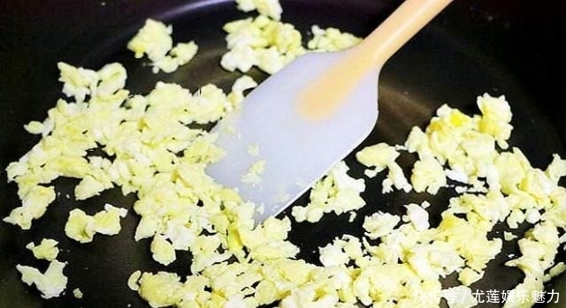  饺子|不要总是用面粉蒸面包。加一把韭菜和两个鸡蛋，比饺子好吃