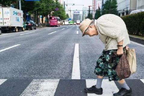 安倍|短短1年日本少了50万人,安倍也无能为力,专家:这只是个开始