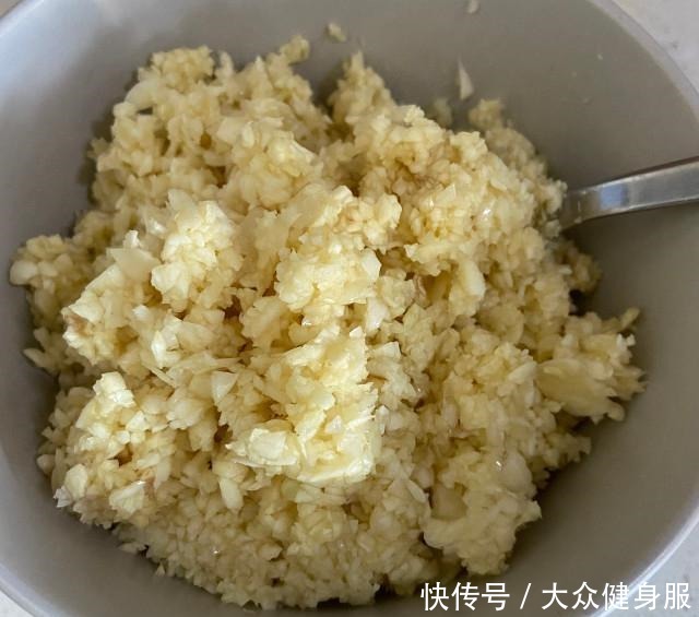 小龙虾|麻辣小龙虾和蒜蓉小龙虾，好吃到吮指