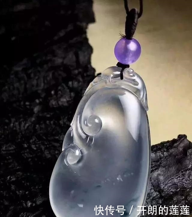 老大爷|老大爷嫌自己佩戴的翡翠水头不太好,用水一泡后,一看吓了一跳!