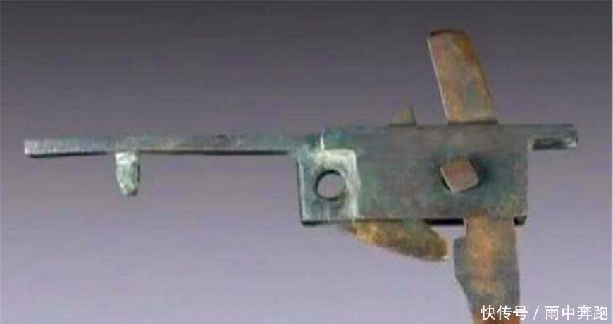  弓弩|几年前老人花30万购得一古物，专家鉴定是战国的，但你买赔了