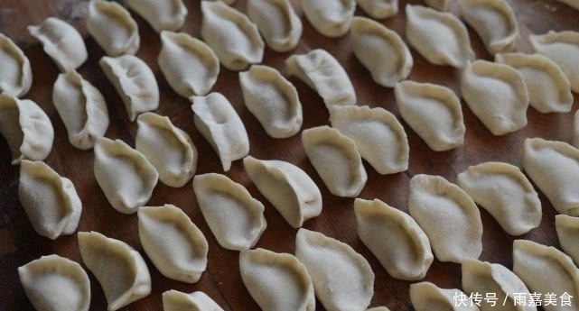 猪肉|拌猪肉饺子馅时,加水万万不可,省掉这一步,饺子馅更鲜更嫩