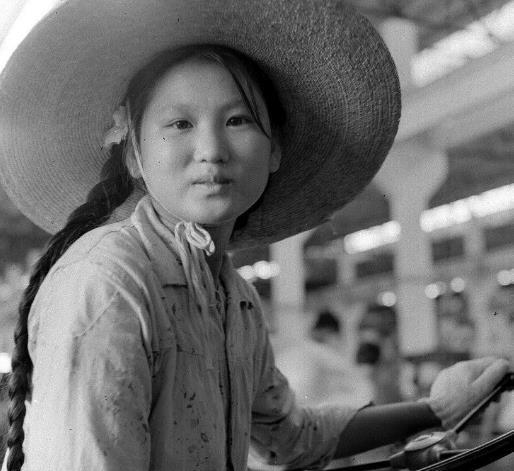 工厂|在旧上海开工厂有多难?流氓敲诈老板,还侮辱女工人