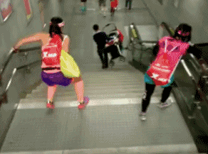搞笑|搞笑GIF：小朋友表示这比电梯还方便