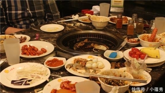 助餐厅里面|男子吃自助餐被罚2400元,淡定交罚款离开,老板:坏了,快追回来!