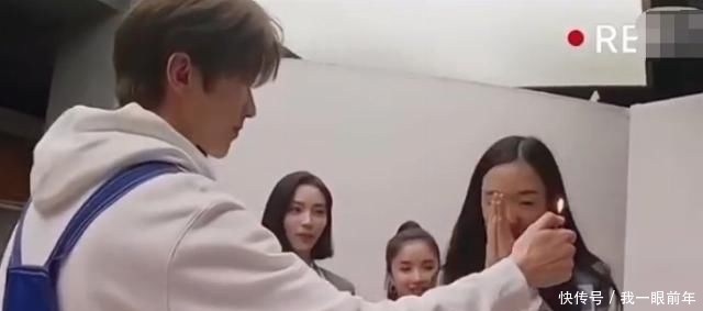 蜡烛|蔡徐坤用打火机让王清许愿,吹蜡烛时谁注意许佳琪眼神骗不了人