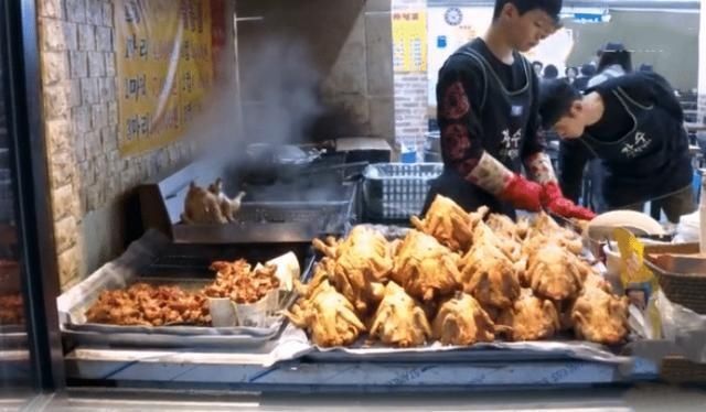 甩卖|年轻小伙甩卖“炸鸡”,15元一只,顾客排长队,邻摊谁吃谁傻