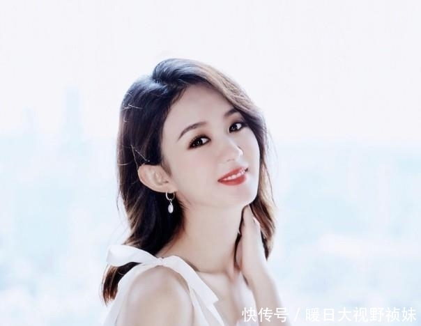 领衣|杨超越录制《中餐厅》,V领衣加超短裙,网友表示两只手遮不过来