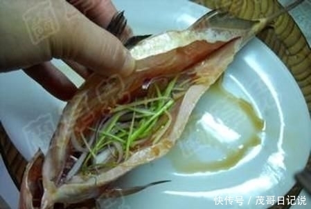 鱼含|鱼腥的“克星”是它，不是葱和姜，做鱼时加一点，鱼肉鲜嫩无腥