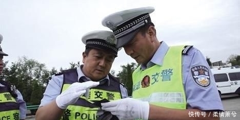 国家|男子“无证驾驶”被抓,掏出手机给交警一看:国家都认可你们不认?