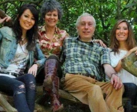  女孩|4岁女孩在森林生活，成了猴孩，24年后生下两个女儿