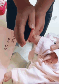 搞笑|搞笑GIF:小姐姐腿真白,不,真勇敢!