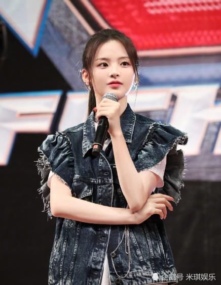  极限|都是参加《极限挑战》，周震南忍着在聊天，师姐杨超越独自睡着