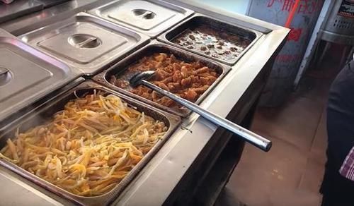 大碗牛肉汤|大妈卖“独特”小吃,一碗15元,不讲价,吃了后悔,不吃更后悔