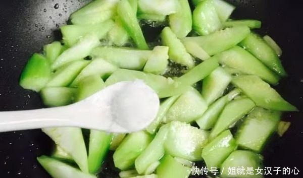 做出来|炒丝瓜时不要再直接炒制了，多加两步，丝瓜鲜美又入味