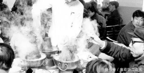 吃火锅|罕见老照片:人们在吃火锅,第二张令人惊讶!