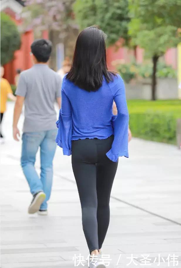 款式|美女街拍:小姐姐水蓝色蝙蝠衣搭配黑色瑜伽裤,薄款设计,清凉十足