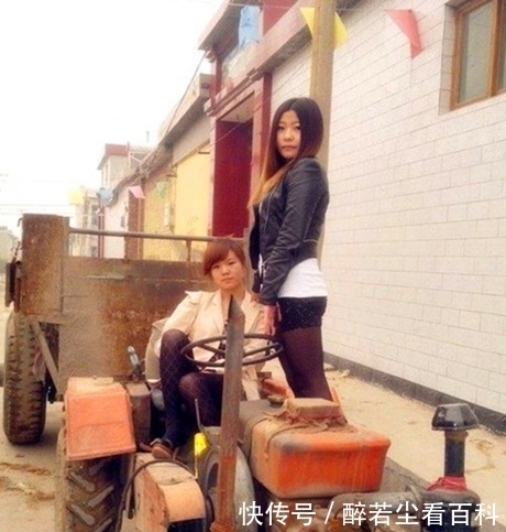 妹子|妹子,裙子不合适就别穿了呀,这样穿出来,别人看见多尴尬呀