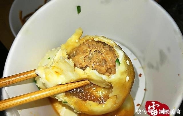 大爷|大爷十年如一日的卖早餐,10块钱1碗,一碗能吃到撑