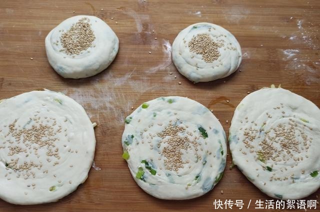 外皮|葱花饼的特色做法,拉一拉卷一卷,外皮酥脆层次多,比手抓饼还香