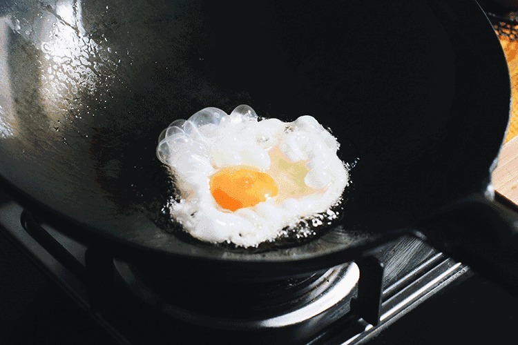 香嫩|煎荷包蛋时，有人用热油有人用凉油？大厨这样煎，难怪香嫩不粘锅