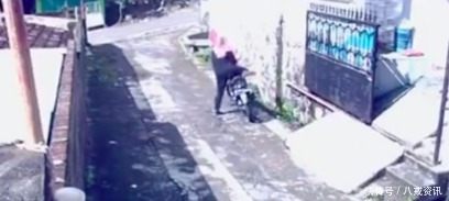 女子|男子抢到女子的包后幸灾乐祸，却发现不对劲，回来后让他悔恨不已