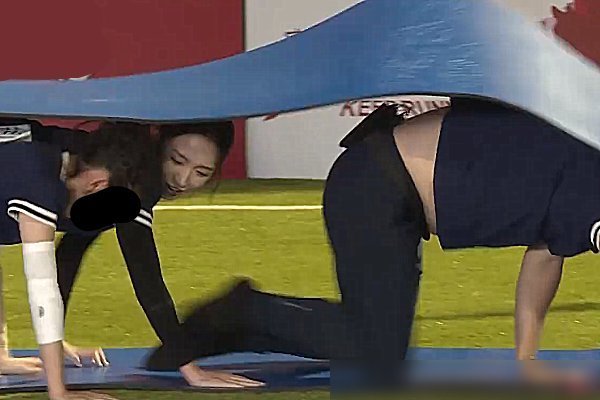 男团|跑男团玩游戏时沙溢衣服不慎上滑,孟美岐反应机智,成功避开窘局